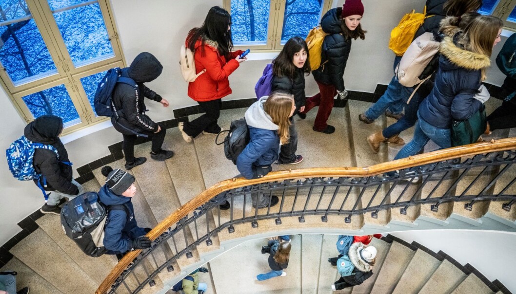 Både elever og lærere ved skolen er evakuert. Både elever og lærere ved skolen er evakuert.