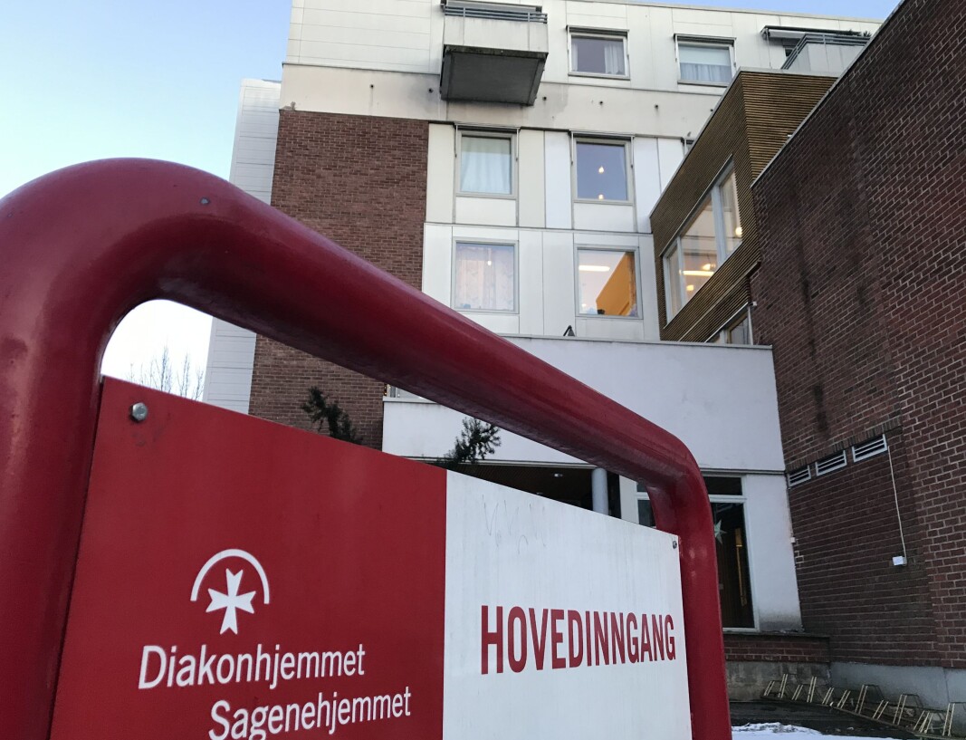 Fra mandag 8. februar kan beboere på de fleste sykehjemmene de første gang siden mars i fjor få mer normalt besøk og selv reise på besøk. Men NB! Reglene kan variere fra sykehjem, til sykehjem, avhengig av situasjonen de har blant beboere og medarbeidere. Fra mandag 8. februar kan beboere på de fleste sykehjemmene de første gang siden mars i fjor få mer normalt besøk og selv reise på besøk. Men NB! Reglene kan variere fra sykehjem, til sykehjem, avhengig av situasjonen de har blant beboere og medarbeidere.