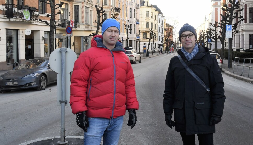 Skovveien-beboerne Jesper Jørgensen (t.v) og David Husum lover å kjempe mot Ruters flytteplaner for Briskebytrikken til alle muligheter er oppbrukt.
