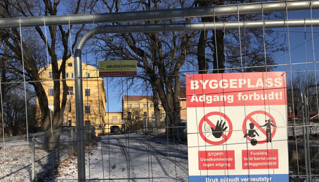 Store deler av Torshovtoppen er avstengt og sperret for alminnelig ferdsel. I skolebygningene til tidligere Torshov skole pågår arbeidet med å klargjøre for leiligheter, og barnehagen i 1800-tallshuset til Torshov gård til høyre er under avvikling. Store deler av Torshovtoppen er avstengt og sperret for alminnelig ferdsel. I skolebygningene til tidligere Torshov skole pågår arbeidet med å klargjøre for leiligheter, og barnehagen i 1800-tallshuset til Torshov gård til høyre er under avvikling.