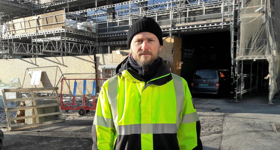 Useriøse aktører i byggebransjen utnytter koronasituasjonen til å få et konkurransefortrinn, og til å utnytte bygningsarbeiderne, sier fagforeningsleder Joachim Espe i Bygningsarbeidernes fagforening i Oslo