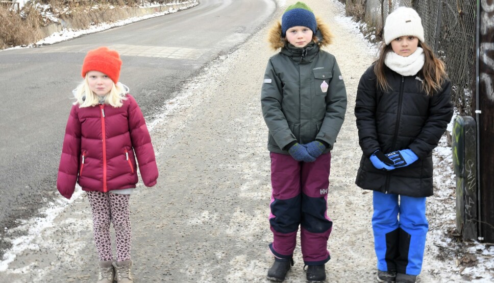 Vålerenga-elevene Liv Elise (7), Eira (9) og Aisha (9) frykter for skoleveien om Bane Nor får ja til utbyggingen av dobbeltspor i Brynsbakken.