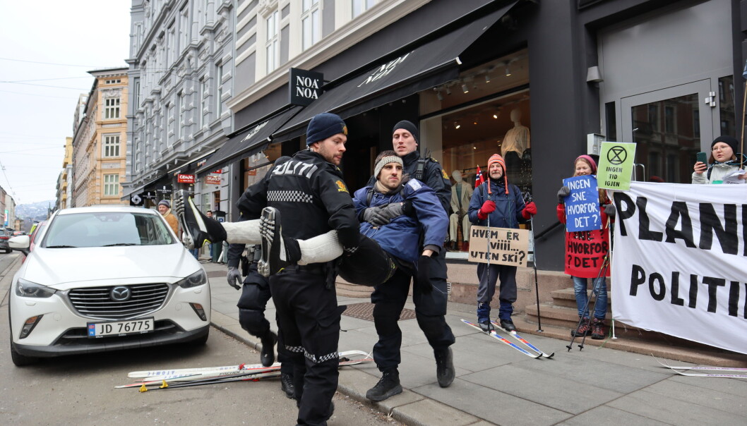 Aksjonen endte med at politiet bar vekk og anholdt tre av klimaaktivistene fra Extinction Rebellion. Aksjonen endte med at politiet bar vekk og anholdt tre av klimaaktivistene fra Extinction Rebellion.
