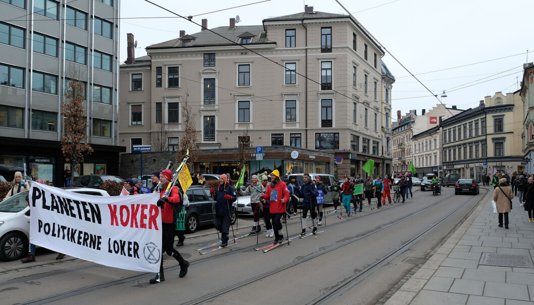 Oppover Bogstadveien gikk skituren. Bak aksjonistene sto bilene i kø. Oppover Bogstadveien gikk skituren. Bak aksjonistene sto bilene i kø.