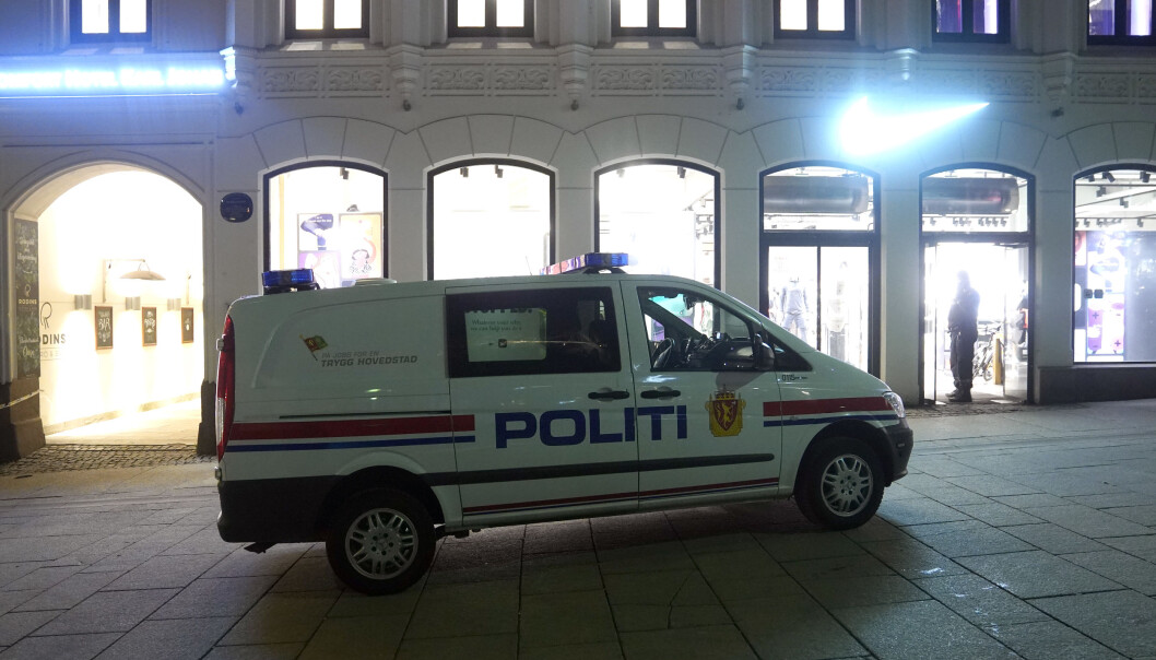 Tre menn løp fra stedet. Tre menn løp fra stedet.