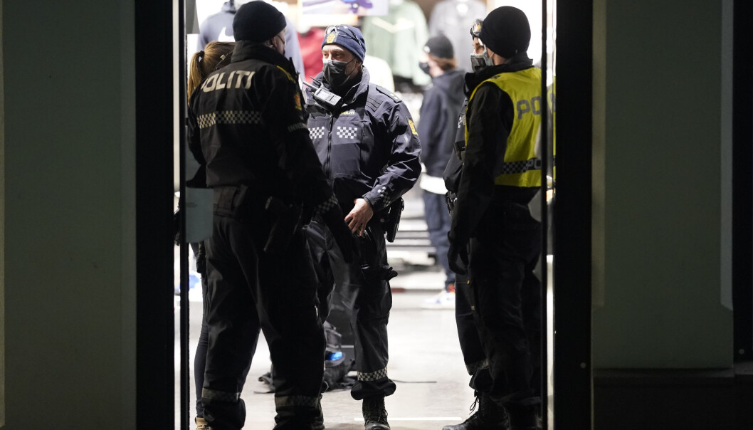 Politiet leter søker etter mistenkte i Oslo sentrum i forbindelse med at en person er skadet med en skarp gjenstand. Politiet leter søker etter mistenkte i Oslo sentrum i forbindelse med at en person er skadet med en skarp gjenstand.