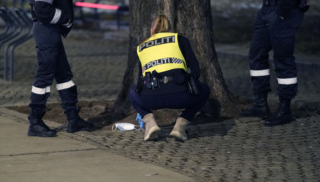 Personen som ble stukket av en skarp gjenstand ble kjørt til sykehuset. Personen som ble stukket av en skarp gjenstand ble kjørt til sykehuset.