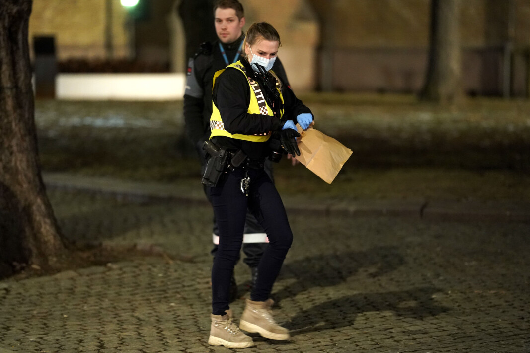 Politiet sikrer bevis på åstedet, ved Kirkeristen. Politiet sikrer bevis på åstedet, ved Kirkeristen.