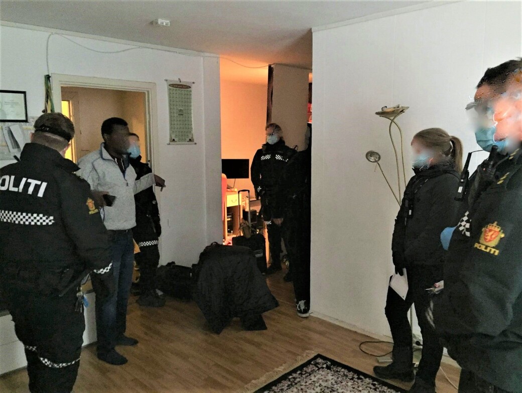Her går namsmannen og bevæpnede politifolk til aksjon og kaster barnefaren Mohamed Jama (44) og familien ut av den kommunale leiligheten i Hagegata 31 på Tøyen. Her går namsmannen og bevæpnede politifolk til aksjon og kaster barnefaren Mohamed Jama (44) og familien ut av den kommunale leiligheten i Hagegata 31 på Tøyen.
