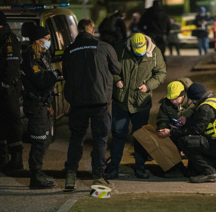 — Vi leter fortsatt etter åstedet. Leiligheten fornærmede ble funnet i er ikke åstedet, sa innsatsleder Arve Røtterud i Oslo-politiet i 22-tiden lørdag kveld.