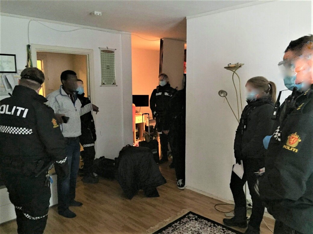 Her går namsmannen og bevæpnede politifolk til aksjon og kaster barnefaren Mohamed Jamal (44) og familien ut av den kommunale leiligheten i Hagegata 31 på Tøyen. Her går namsmannen og bevæpnede politifolk til aksjon og kaster barnefaren Mohamed Jamal (44) og familien ut av den kommunale leiligheten i Hagegata 31 på Tøyen.