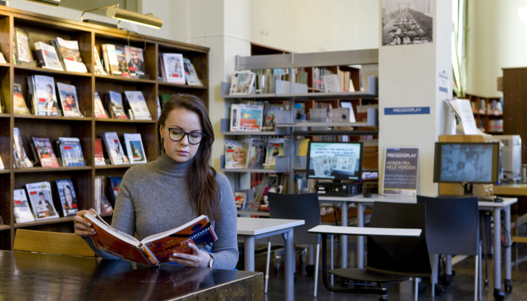 — Et stappfullt bibliotek møtte oss da vi skulle møtes på Deichman Bjørvika, skriver artikkelforfatterne og ber om flere biblioteker og lengre åpningstider.. — Et stappfullt bibliotek møtte oss da vi skulle møtes på Deichman Bjørvika, skriver artikkelforfatterne og ber om flere biblioteker og lengre åpningstider..