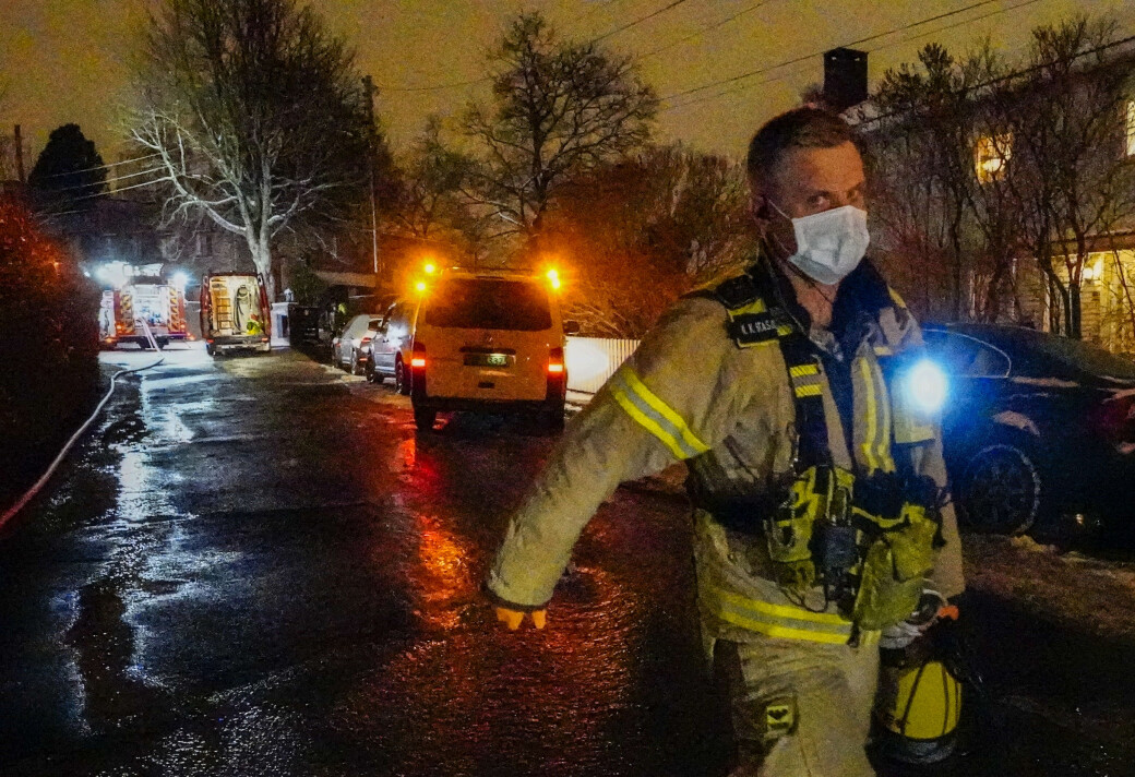 Brannvesenet er på plass med to brannbiler. Vann- og avløpsetaten skal ha fått stengt av vannet og stanset lekkasjen. Men flere husstander i området er nå uten vann. Brannvesenet er på plass med to brannbiler. Vann- og avløpsetaten skal ha fått stengt av vannet og stanset lekkasjen. Men flere husstander i området er nå uten vann.