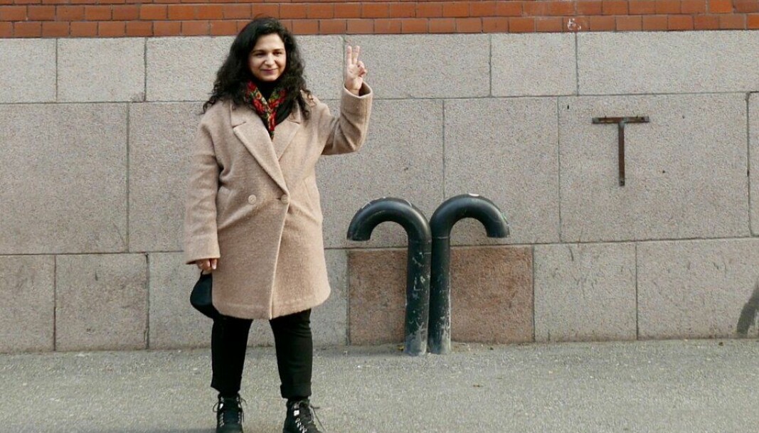 Kunstner Gelawesh Waledkhani poserer under «Rojava: The Women’s Revolution» i Rosenkrantz gate.
