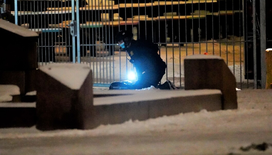 Politiet undersøker området rundt Oslo S etter funn av en mistenkelig gjenstand sent tirsdag kveld. Politiet undersøker området rundt Oslo S etter funn av en mistenkelig gjenstand sent tirsdag kveld.
