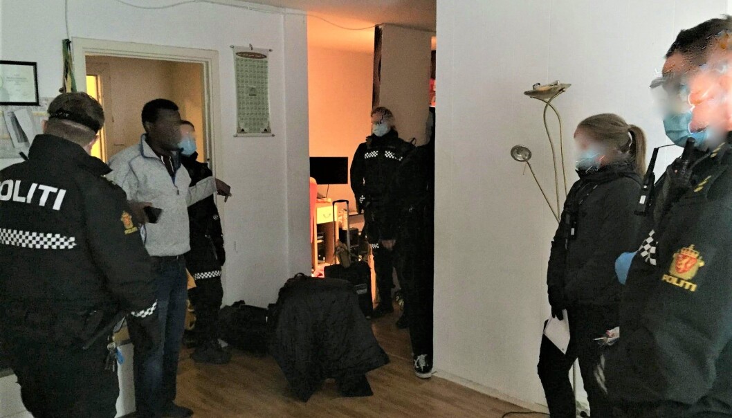 Her går namsmannen og bevæpnede politifolk til aksjon og kaster barnefaren Mohamed Jama (44) og familien ut av den kommunale leiligheten i Hagegata 31 på Tøyen. Her går namsmannen og bevæpnede politifolk til aksjon og kaster barnefaren Mohamed Jama (44) og familien ut av den kommunale leiligheten i Hagegata 31 på Tøyen.