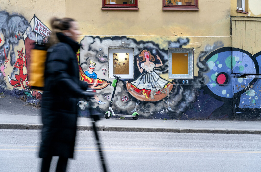En elsparkesykkel henslengt på hjørnet av Maridalsveien og Waldemar Thranes gate på grensen mellom bydel Grünerløkka og bydel Sagene. Veggmaleriet er sprayet av Oslo-kunstneren Vanessa Baird. Den berømte pølsebua Syverkiosken ligger utenfor bildekanten. Foto: Gorm Kallestad / NTB En elsparkesykkel henslengt på hjørnet av Maridalsveien og Waldemar Thranes gate på grensen mellom bydel Grünerløkka og bydel Sagene. Veggmaleriet er sprayet av Oslo-kunstneren Vanessa Baird. Den berømte pølsebua Syverkiosken ligger utenfor bildekanten. Foto: Gorm Kallestad / NTB
