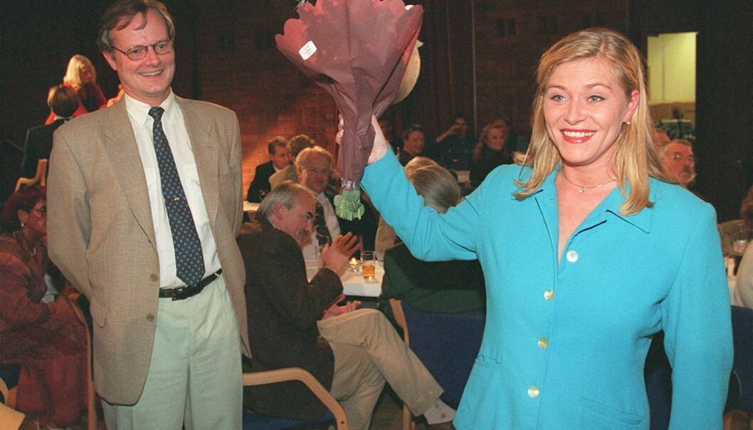 Årstallet er 1997 og det er stortingsvalg. Siv Jensen er tredjekandidat for Frp i Oslo og har nettopp fått valgdagsmålingen. Hun ble valgt inn, og satt i finanskomiteen. Årstallet er 1997 og det er stortingsvalg. Siv Jensen er tredjekandidat for Frp i Oslo og har nettopp fått valgdagsmålingen. Hun ble valgt inn, og satt i finanskomiteen.