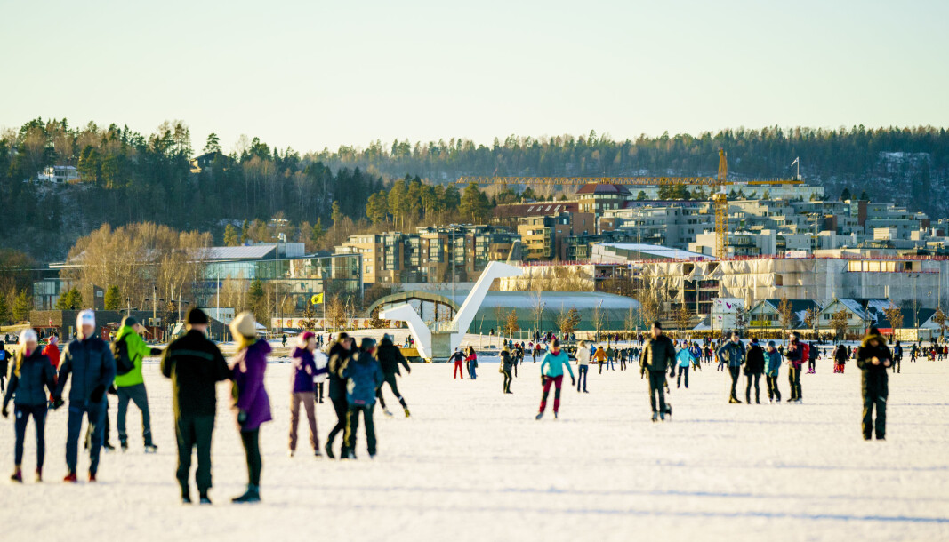 Et væromslag er på gang i Sør-Norge. Oslo-brannvesenet ber folk vise varsomhet når de beveger seg ut på isen. Her ved Kadettangen ved Sandvika, hvor mange oslofolk har gått på skøyter i det siste. Et væromslag er på gang i Sør-Norge. Oslo-brannvesenet ber folk vise varsomhet når de beveger seg ut på isen. Her ved Kadettangen ved Sandvika, hvor mange oslofolk har gått på skøyter i det siste.