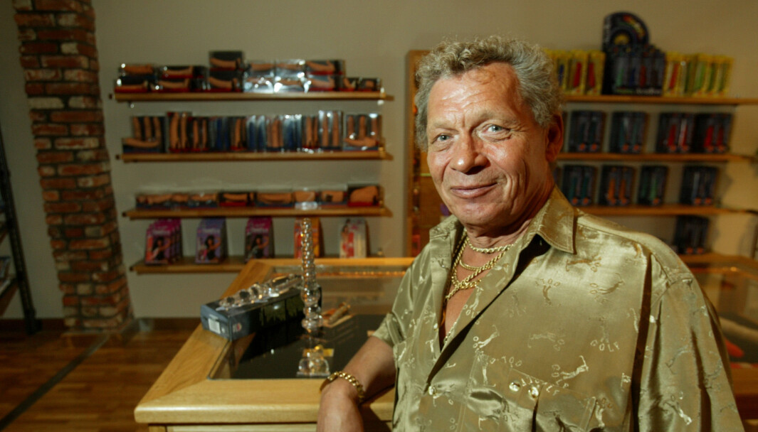 I 2002 gjorde Leif Hagen comeback i erotikkbransjen i Norge med butikken Inn og ut, som solgte sexhjelpemidler. Butikken lå i Oslo sentrum. I 2002 gjorde Leif Hagen comeback i erotikkbransjen i Norge med butikken Inn og ut, som solgte sexhjelpemidler. Butikken lå i Oslo sentrum.