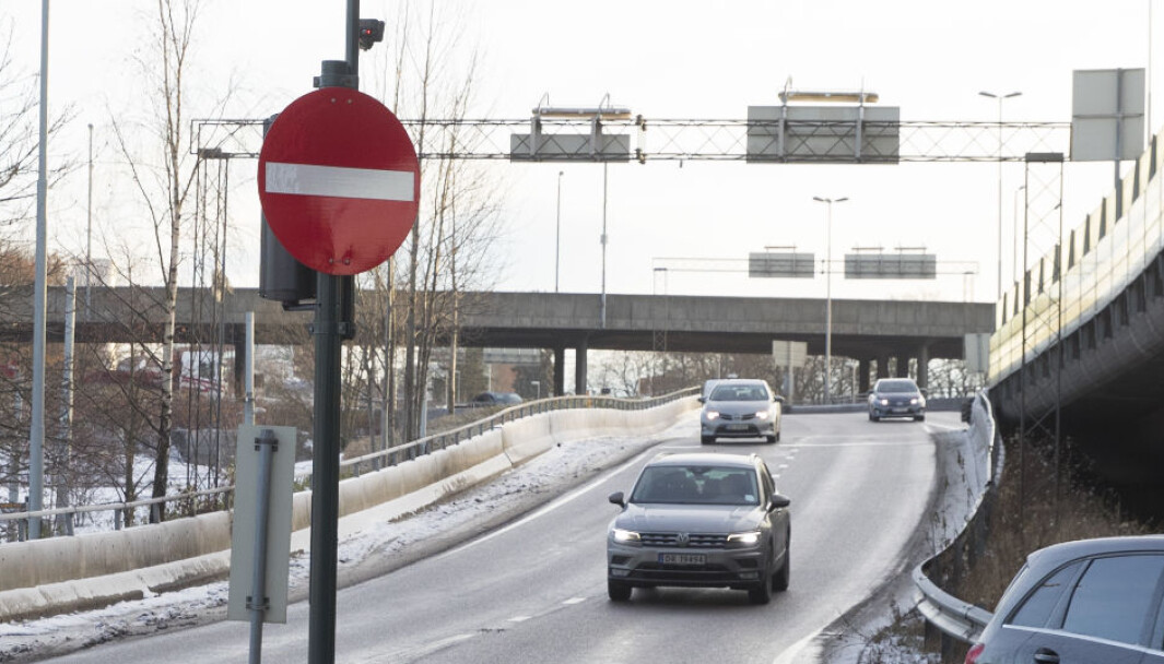 Brua over Sinsenkrysset er stengt etter vannlekkasje på riksvei 4 fra Bjerke forbi Aker sykehus. Brua over Sinsenkrysset er stengt etter vannlekkasje på riksvei 4 fra Bjerke forbi Aker sykehus.