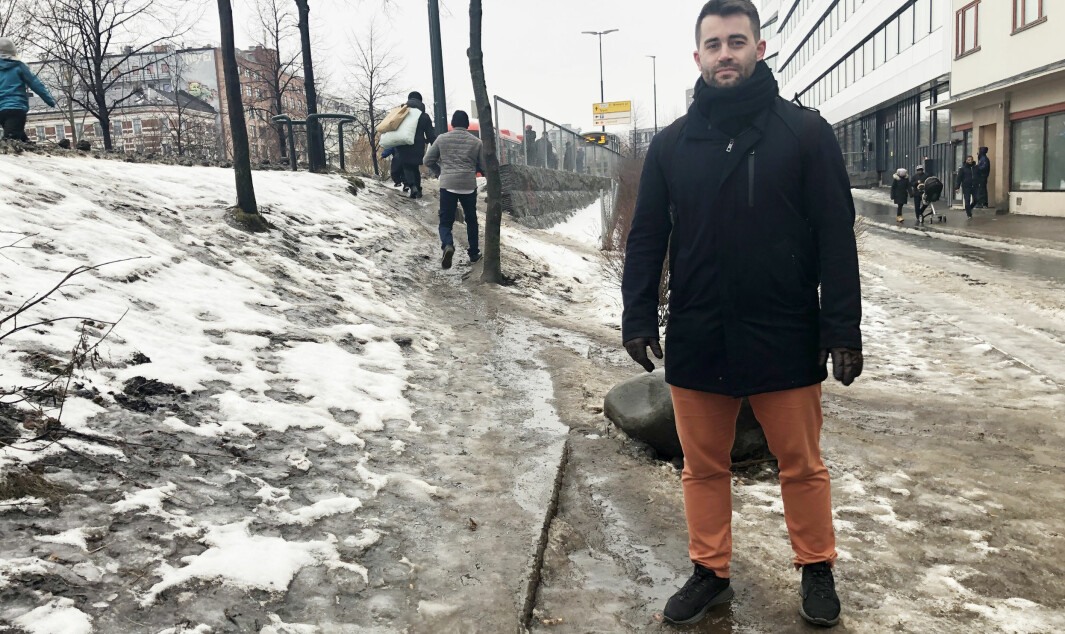 Denne lille stien kan enkelt bli bedre å gå opp og ned med noen trinn og et gelender, mener Mats Kvaløy-Bjørbekk (Ap). På Aps initiativ har bydelsutvalget startet en prosess for å reparere snarveier i Gamle Oslo.