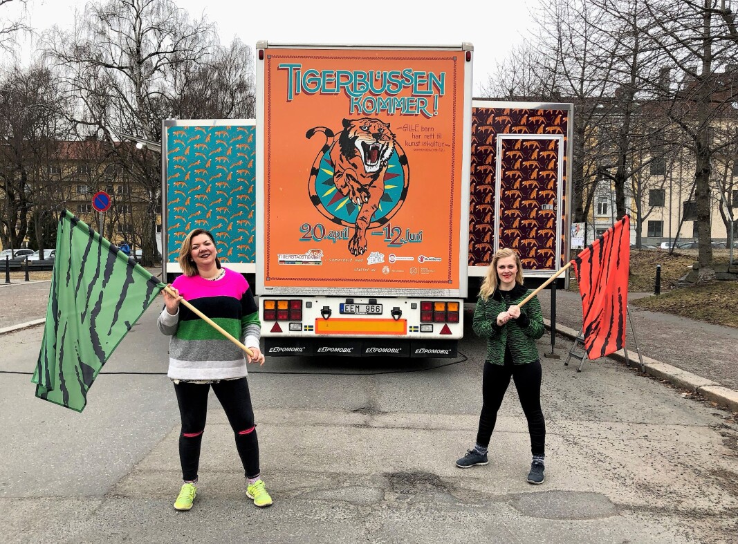 Korona stopper ikke Wenche Viktorsdatter Paulsen (t.v) og Hilde Brinchmann fra å turnere med teaterbussen. Korona stopper ikke Wenche Viktorsdatter Paulsen (t.v) og Hilde Brinchmann fra å turnere med teaterbussen.