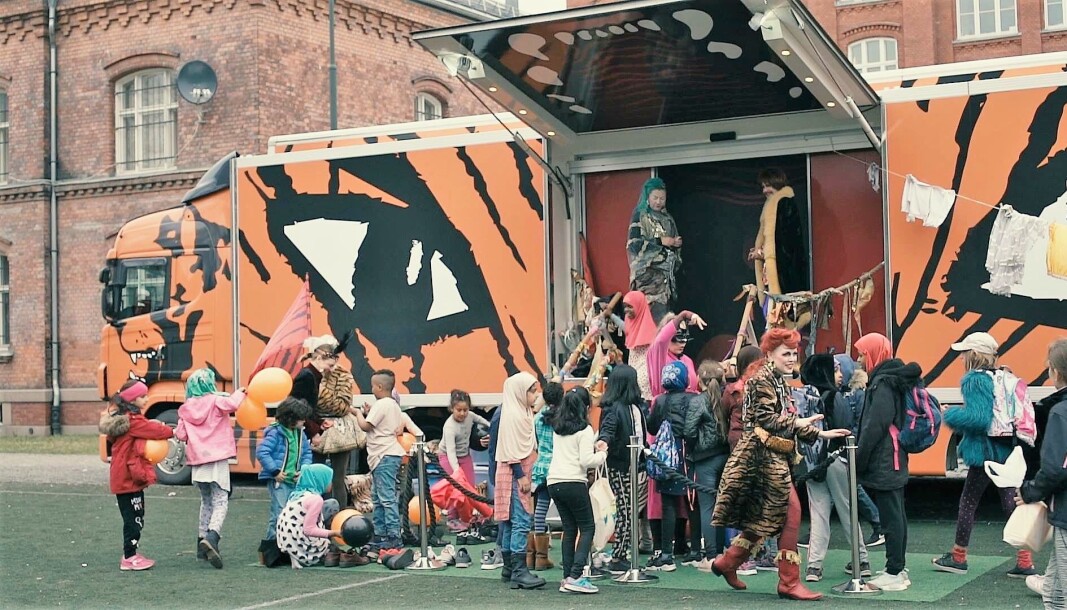 Her fra urpremieren til Tigerbussen kommer! ved Vahl skole på Grønland, våren 2018. Her fra urpremieren til Tigerbussen kommer! ved Vahl skole på Grønland, våren 2018.