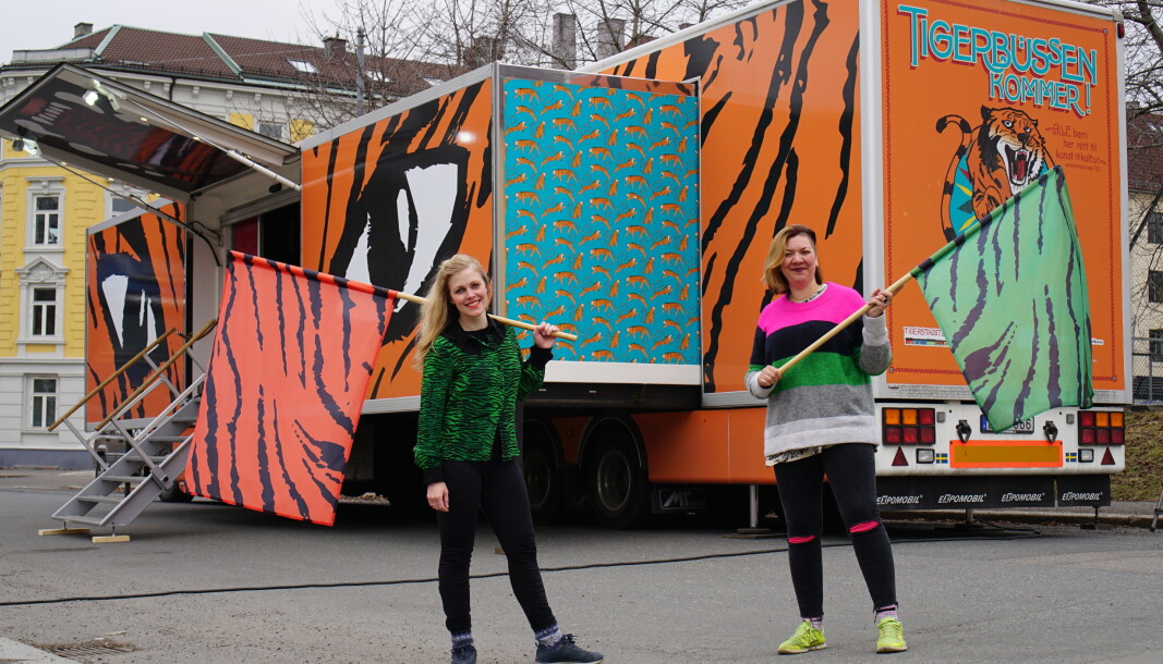 Denne våren begynner Tigerstadsteatret å turnere på Oslos skoler og byens delbydeler med Tigerbussen. Hilde Brinchmann og Wenche Viktorsdatter Paulsen (t.v) var inspirert av skilandslagets smørebuss da de laget Tigerbussen. Denne våren begynner Tigerstadsteatret å turnere på Oslos skoler og byens delbydeler med Tigerbussen. Hilde Brinchmann og Wenche Viktorsdatter Paulsen (t.v) var inspirert av skilandslagets smørebuss da de laget Tigerbussen.