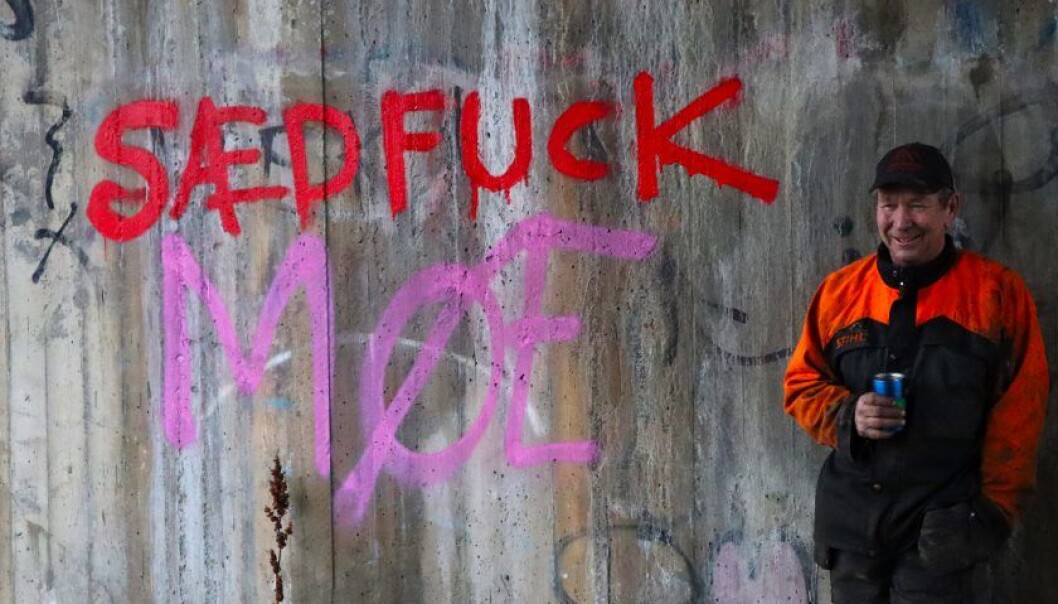 Hver gang «SÆDFUCK» forsvinner, dukker den opp igjen etter kort tid. Hver gang «SÆDFUCK» forsvinner, dukker den opp igjen etter kort tid.