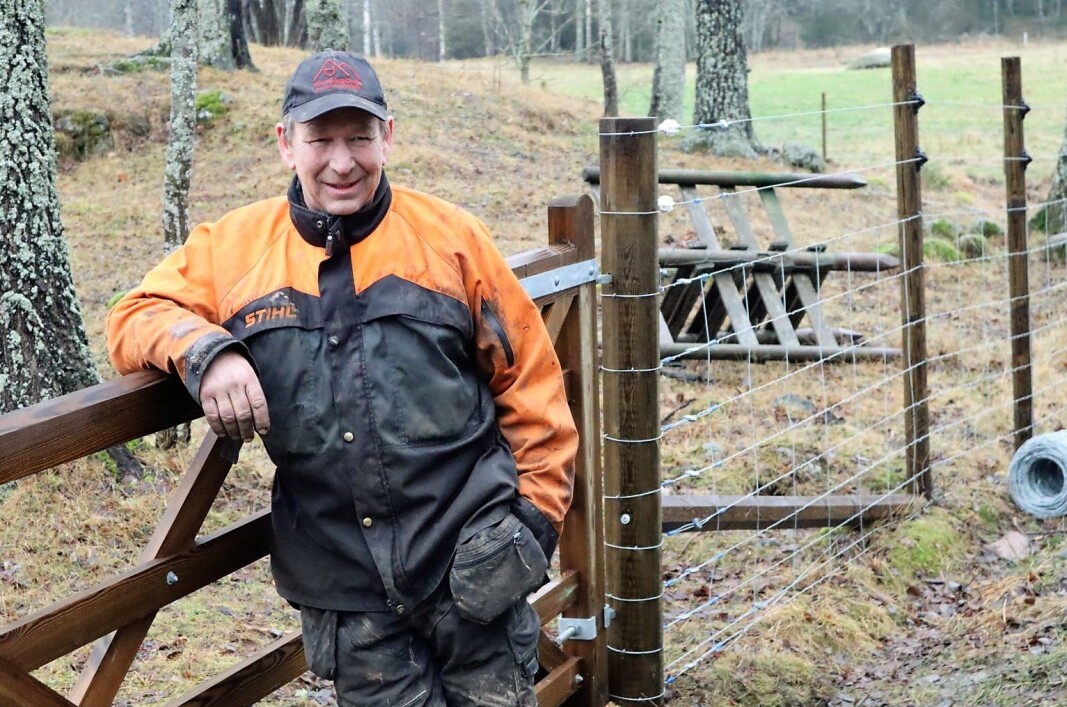 Jon Stabekk utenfor gjerdet da det nesten sto ferdig i desember. Jon Stabekk utenfor gjerdet da det nesten sto ferdig i desember.