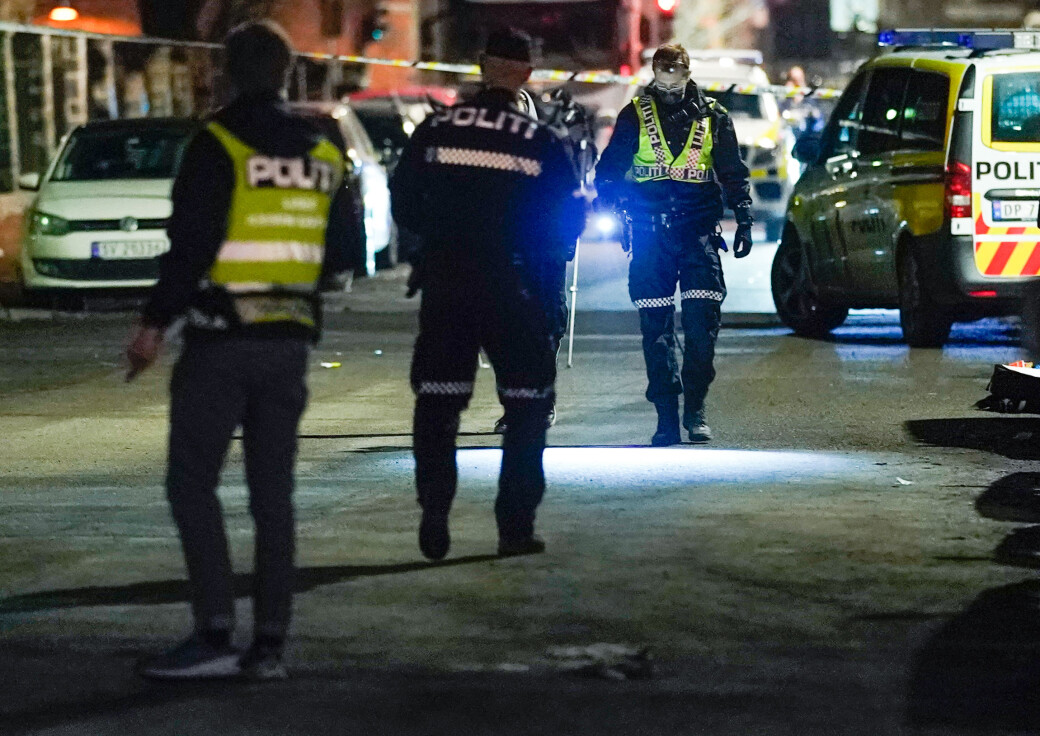 — Vi vet ikke hva slags våpen som er brukt eller hvem eller hva skuddene var rettet mot, sier politiets operasjonsleder Tor Gulbrandsen. — Vi vet ikke hva slags våpen som er brukt eller hvem eller hva skuddene var rettet mot, sier politiets operasjonsleder Tor Gulbrandsen.