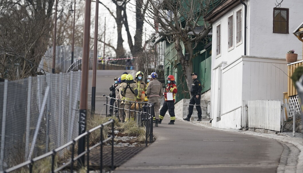 Nødetatene er på plass etter et jordskred i telthusbakken. 20 boliger er evakuert, men det skal ikke være mistanke om at personer er skadd i skredet, opplyser politiet. Nødetatene er på plass etter et jordskred i telthusbakken. 20 boliger er evakuert, men det skal ikke være mistanke om at personer er skadd i skredet, opplyser politiet.