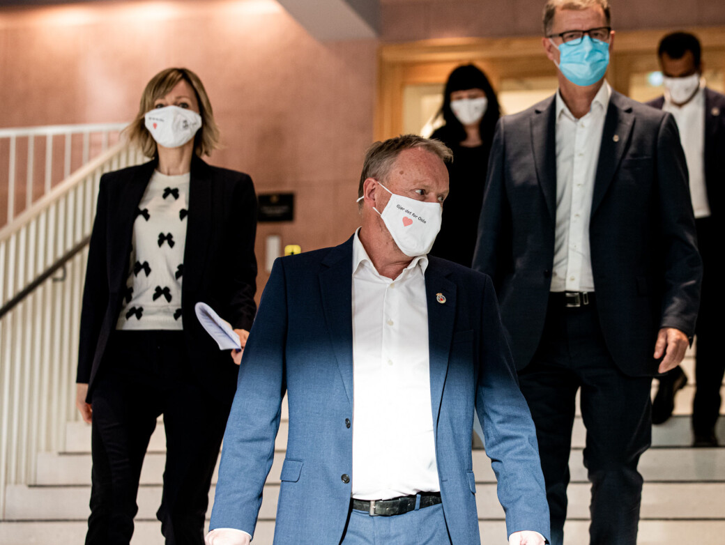 — Raymond Johansen vil på pressekonferanse i morgen (28. februar) varsle om at videregående skoler i Oslo går over til rødt nivå fra senest onsdag 3. mars, skriver utdanningsetaten i eposten til rektorene. — Raymond Johansen vil på pressekonferanse i morgen (28. februar) varsle om at videregående skoler i Oslo går over til rødt nivå fra senest onsdag 3. mars, skriver utdanningsetaten i eposten til rektorene.