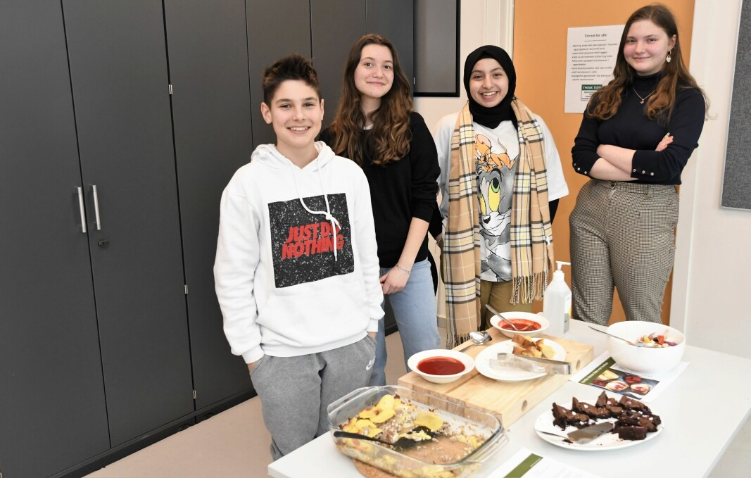 Språksenter-elevene Kosta, Elsa, Lubna og Kaithlin imponerte stort med sine kokkekunnskaper i vinterferien.