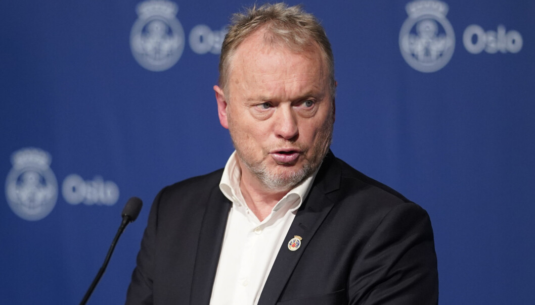 Byrådsleder Raymond Johansen (Ap) går kraftig til verks for å få kontroll på den kraftige smitteøkningen i Oslo. Nå stenges blant annet alle butikker med unntak av apotekene og de som selger dagligvarer. Byrådsleder Raymond Johansen (Ap) går kraftig til verks for å få kontroll på den kraftige smitteøkningen i Oslo. Nå stenges blant annet alle butikker med unntak av apotekene og de som selger dagligvarer.