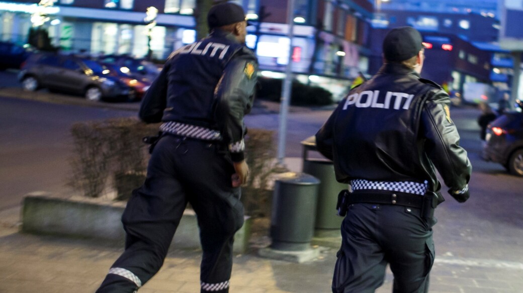 Ett sted i Motzfeldts gate og to steder i Olafiagangen måtte politiet gripe inn og stanse ulovlige samlinger med tilsammen 97 personer søndag kveld. Ett sted i Motzfeldts gate og to steder i Olafiagangen måtte politiet gripe inn og stanse ulovlige samlinger med tilsammen 97 personer søndag kveld.