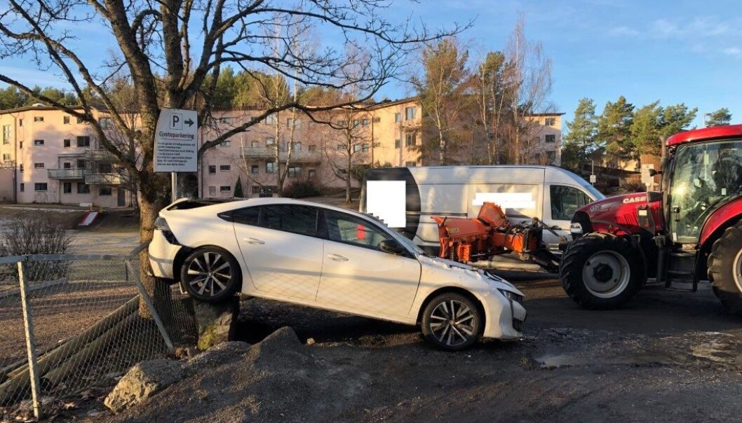 To biler ble påført store skader da de ble påkjørt av en stjålet traktor på Holmlia i Oslo tirsdag morgen. To biler ble påført store skader da de ble påkjørt av en stjålet traktor på Holmlia i Oslo tirsdag morgen.