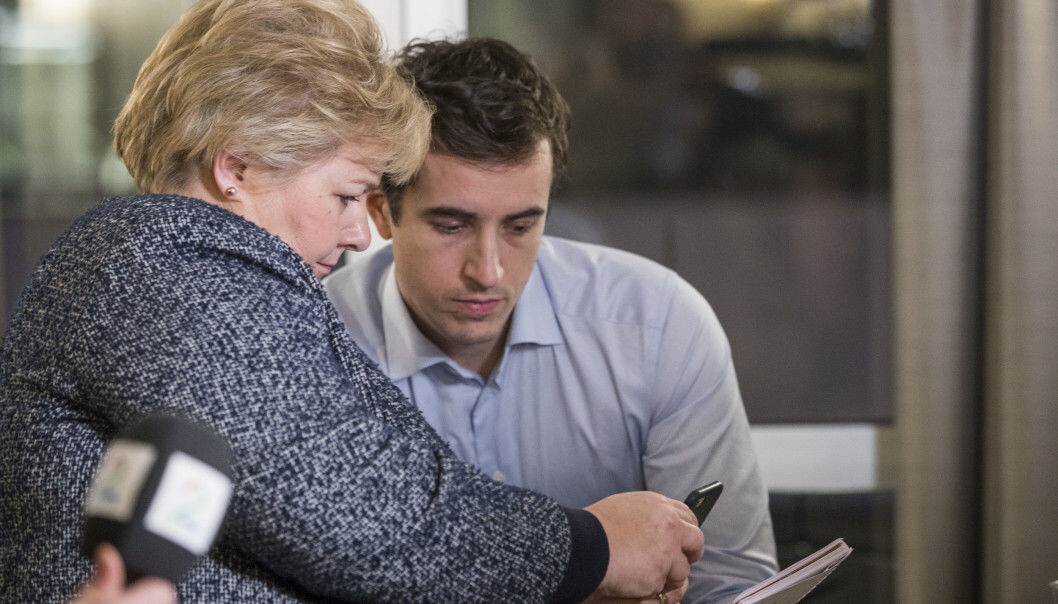 Erna Solberg sammen med sin statssekretær Peder Egseth (H). I en epost tirsdag kveld beklager også Egseth sin opptreden. Erna Solberg sammen med sin statssekretær Peder Egseth (H). I en epost tirsdag kveld beklager også Egseth sin opptreden.