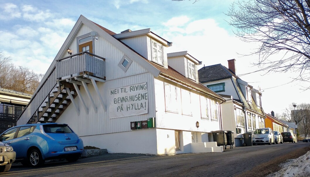Beboerne på "Hylla" i Enebakveien mener seg dårlig behandlet av Bane Nor. Beboerne på "Hylla" i Enebakveien mener seg dårlig behandlet av Bane Nor.