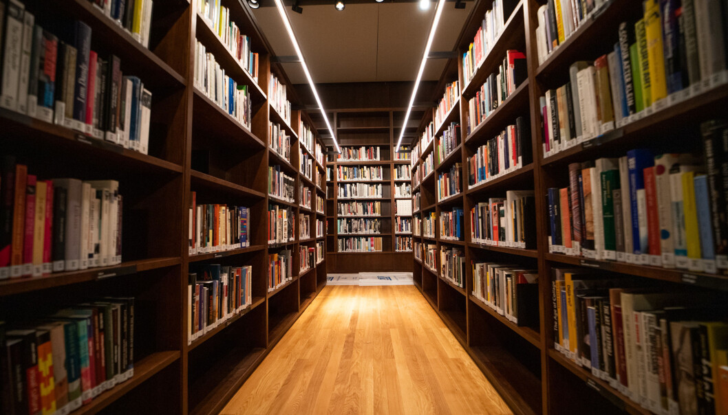 — Vi begynner å komme i orden sier bibliotekar Hildegunn Gullåsen. Omtrent 4,5km med hyller har blitt fylt opp med bøker — Vi begynner å komme i orden sier bibliotekar Hildegunn Gullåsen. Omtrent 4,5km med hyller har blitt fylt opp med bøker