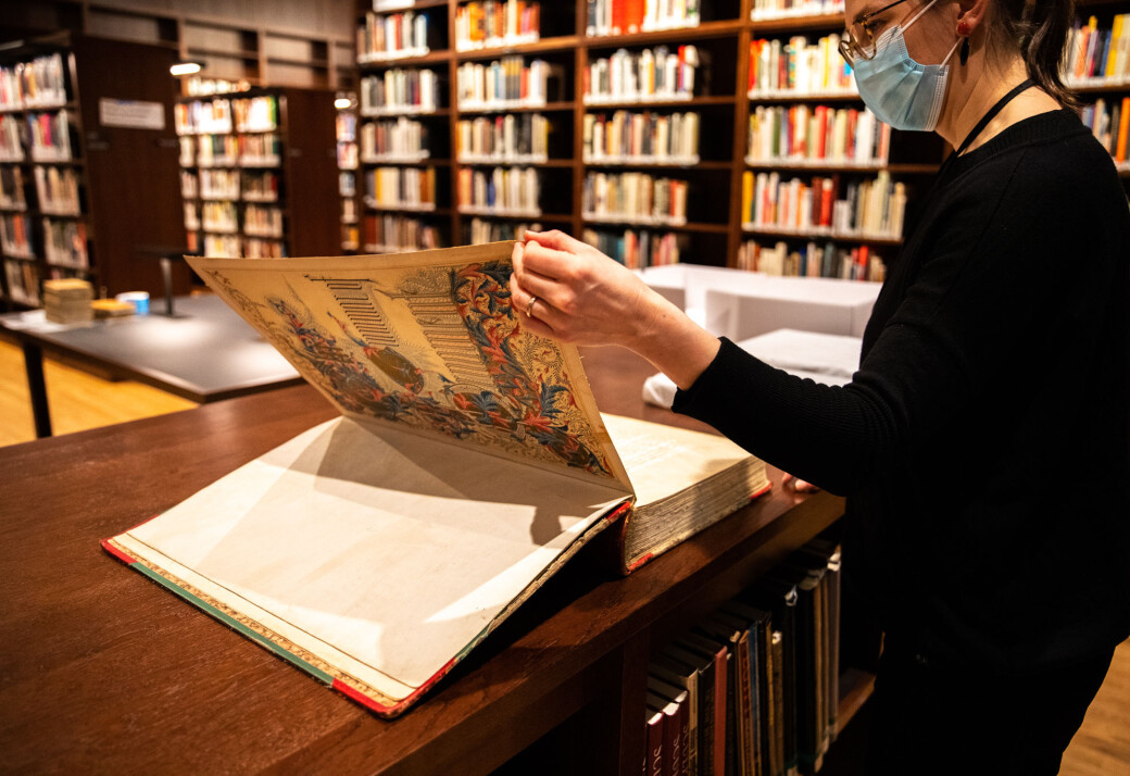 En av museets skatter, som kommer fra Kunstindustrimuseet er Owen Jones, The Grammar of Ornament fra 1856. En historisk viktig kilde til design for de som for eksempel skal designe møbeltrekk eller tapetmønstre En av museets skatter, som kommer fra Kunstindustrimuseet er Owen Jones, The Grammar of Ornament fra 1856. En historisk viktig kilde til design for de som for eksempel skal designe møbeltrekk eller tapetmønstre