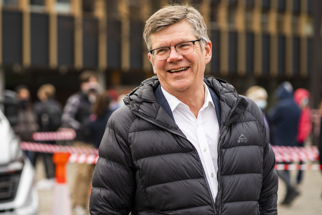 — Universitetet i Oslo er en institusjon jeg er veldig glad i og stolt over å få lede, sier gjenvalgt rektor Svein Stølen. — Universitetet i Oslo er en institusjon jeg er veldig glad i og stolt over å få lede, sier gjenvalgt rektor Svein Stølen.