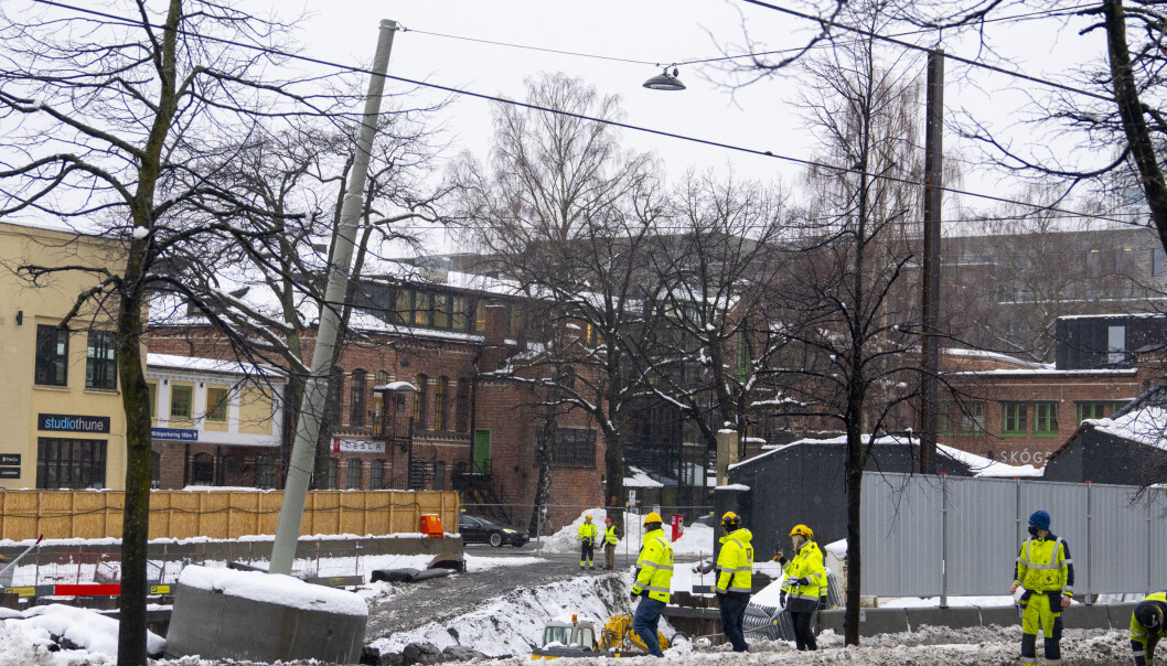 Drammensveien ved Skøyen i Oslo er sperret i begge retninger torsdag i frykt for at deler av veibanen kan rase ut. Veien var stengt i begge retninger, mens biltrafikk kunne passere retning Sjølyst. Foto: Fredrik Hagen / NTB Drammensveien ved Skøyen i Oslo er sperret i begge retninger torsdag i frykt for at deler av veibanen kan rase ut. Veien var stengt i begge retninger, mens biltrafikk kunne passere retning Sjølyst. Foto: Fredrik Hagen / NTB
