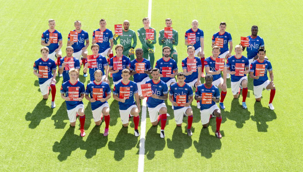 Vålerenga spillere gir rødt kort til rasisme. Her lagbildet fra trening i fjor. Vålerenga spillere gir rødt kort til rasisme. Her lagbildet fra trening i fjor.