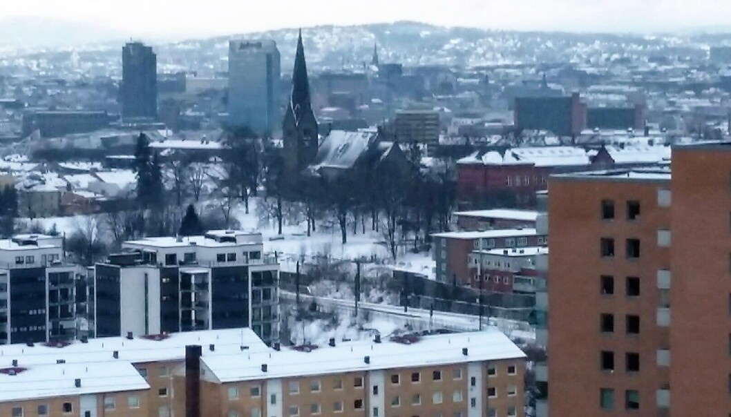 Her bor det folk, hele veien. Togene går ikke gjennom en lysegrønn dal, men et tett befolket område. Her bor det folk, hele veien. Togene går ikke gjennom en lysegrønn dal, men et tett befolket område.