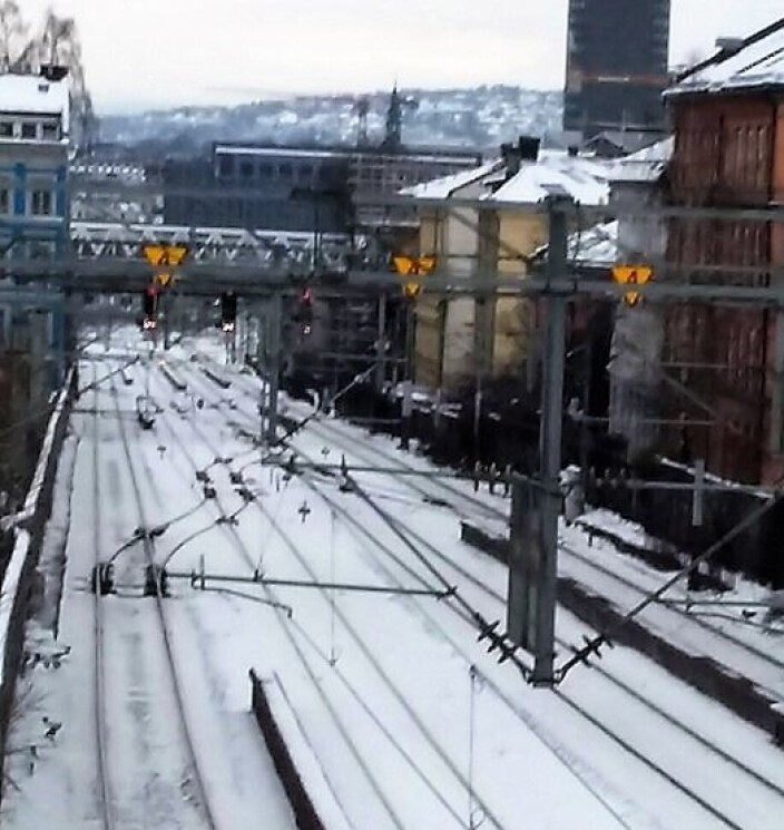 Her står togene i kø flere ganger om dagen, den samme mengden spor fra Galgebergbrua ned mot Oslo S, som i Brynsbakken. Hvordan skal dette løses? Bildet gir også en idé om hvor mange som bor langs skinnene og som hører toglyder døgnet rundt. Her står togene i kø flere ganger om dagen, den samme mengden spor fra Galgebergbrua ned mot Oslo S, som i Brynsbakken. Hvordan skal dette løses? Bildet gir også en idé om hvor mange som bor langs skinnene og som hører toglyder døgnet rundt.