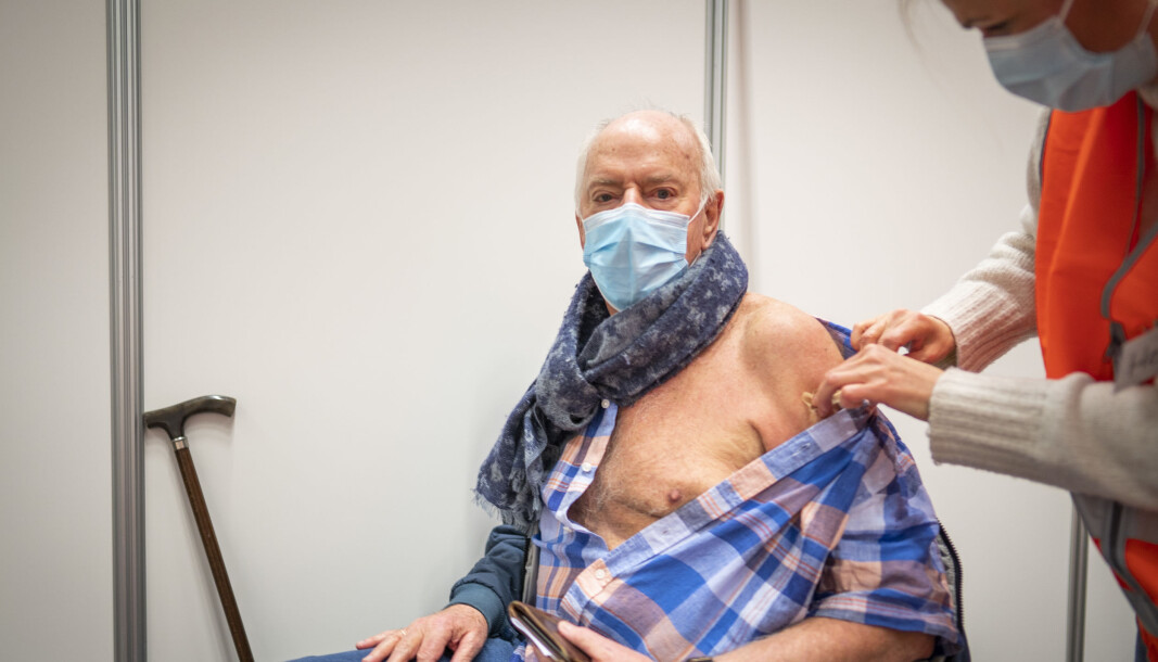 Jan M. Hexeberg (86) får første dose av Pfizer-vaksine mot koronavirus. Jan M. Hexeberg (86) får første dose av Pfizer-vaksine mot koronavirus.