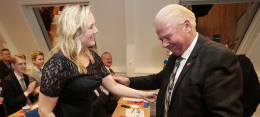 Nederlag for Carl I. Hagen. Tapte kampvotering mot Aina Stenersen Nederlag for Carl I. Hagen. Tapte kampvotering mot Aina Stenersen
