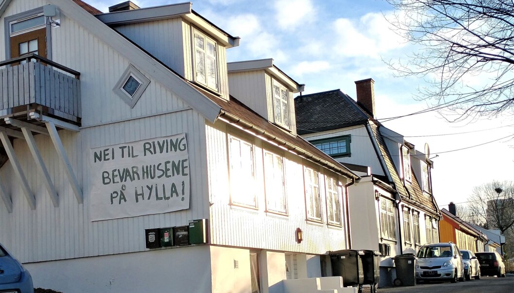 Dersom Bane NORs utbyggingsplaner for Byrnsbakken går gjennom vil trehus på Hylla enten måtte rives eller flyttes. Dersom Bane NORs utbyggingsplaner for Byrnsbakken går gjennom vil trehus på Hylla enten måtte rives eller flyttes.